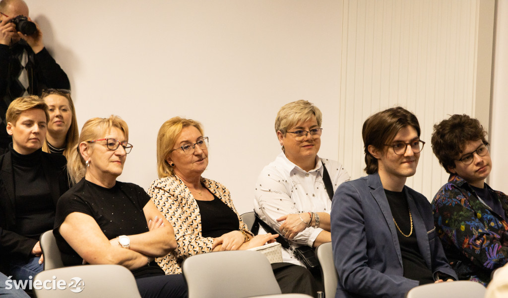 Dzień kobiet w MBP w Świeciu — wernisaż i koncert