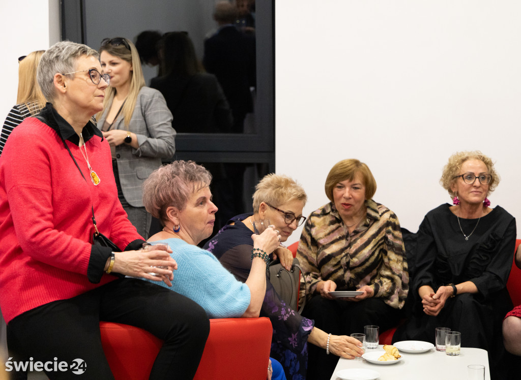 Dzień kobiet w MBP w Świeciu — wernisaż i koncert