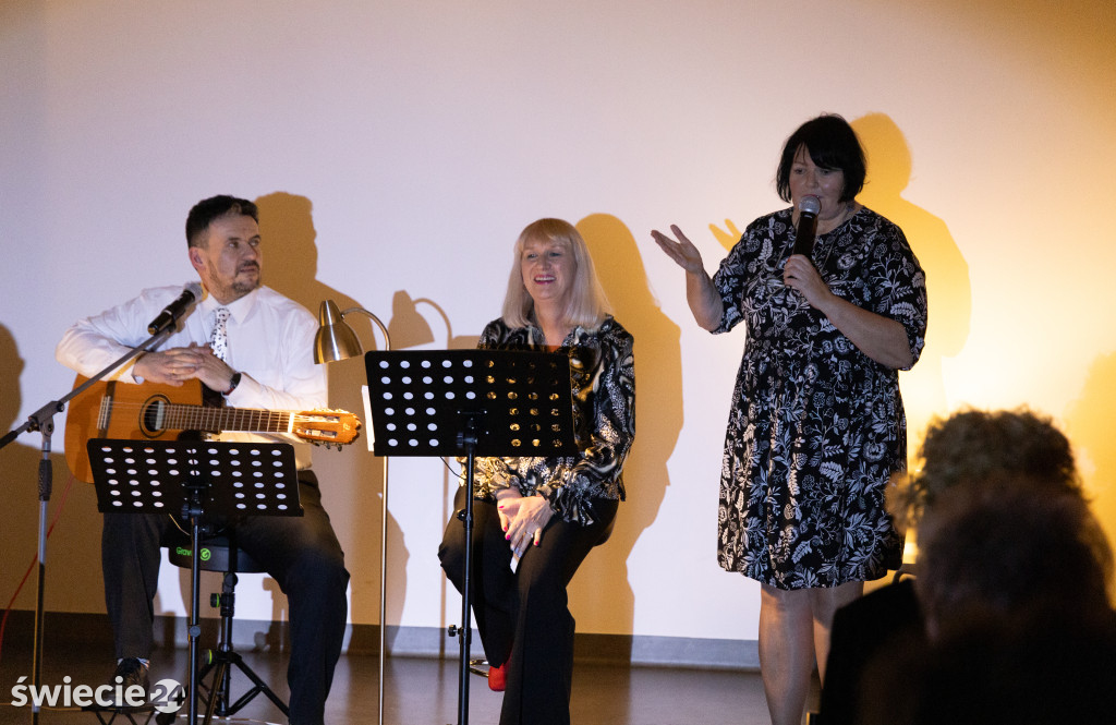 Dzień kobiet w MBP w Świeciu — wernisaż i koncert