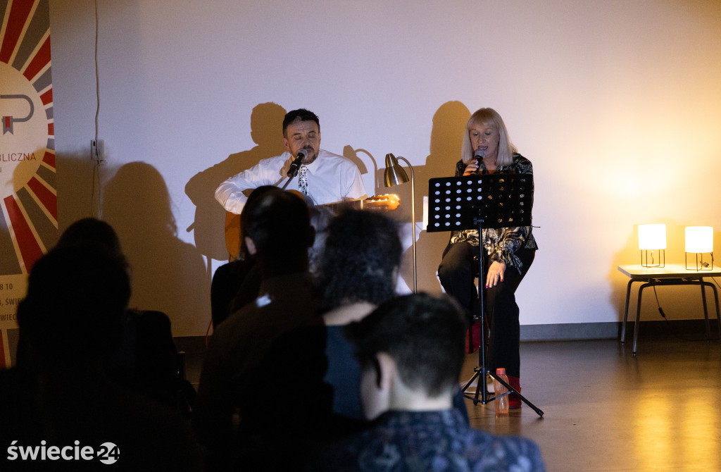 Dzień kobiet w MBP w Świeciu — wernisaż i koncert