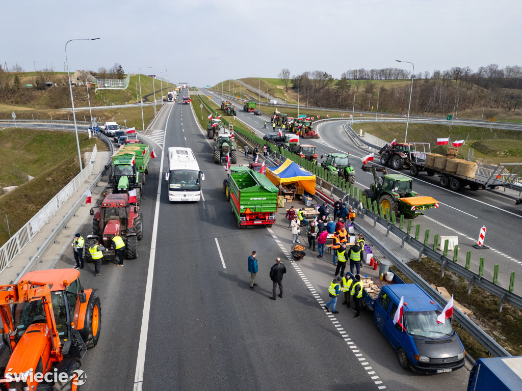 Rolnicy blokują drogę ekspresową pod Świeciem
