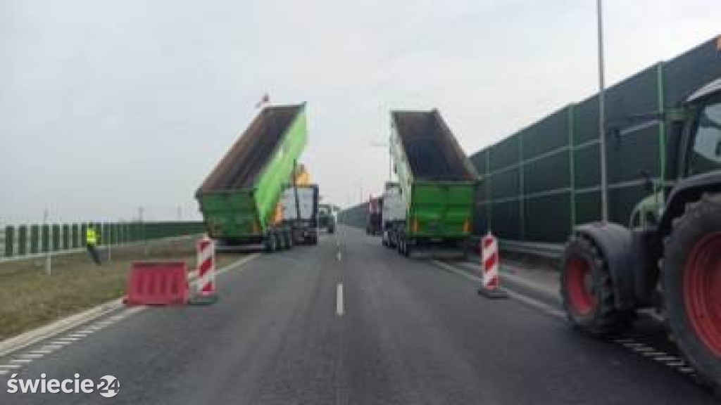 Rolnicy blokują drogę ekspresową pod Świeciem