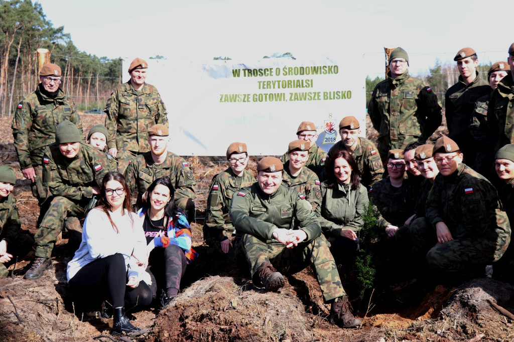 Zamiast za broń chwycili za łopaty