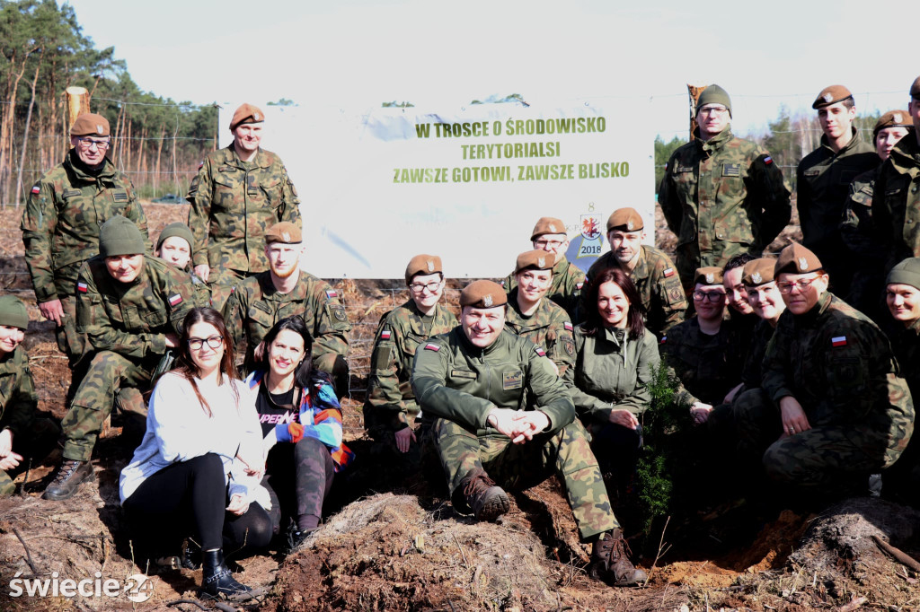 Zamiast za broń chwycili za łopaty