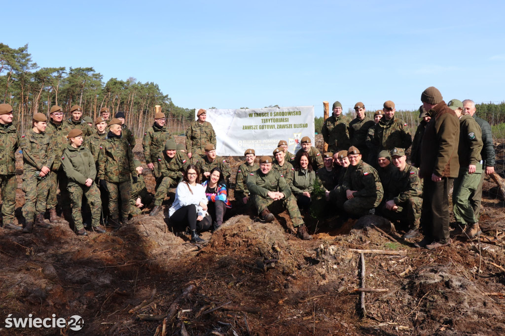 Zamiast za broń chwycili za łopaty