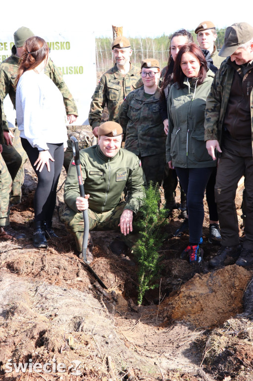 Zamiast za broń chwycili za łopaty