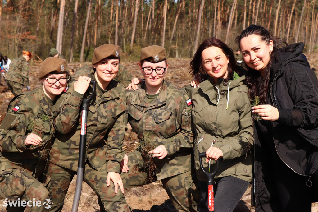 Zamiast za broń chwycili za łopaty