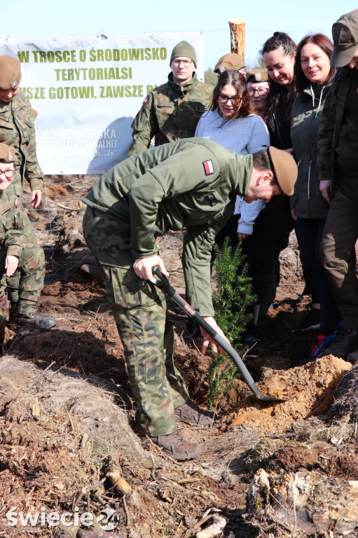 Zamiast za broń chwycili za łopaty