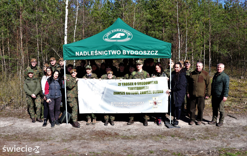 Zamiast za broń chwycili za łopaty