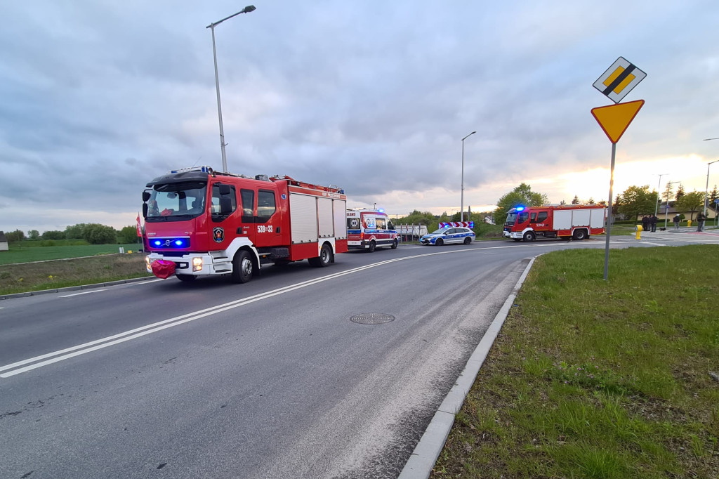 Ciężarówka wjechała w ogrodzenie firmy