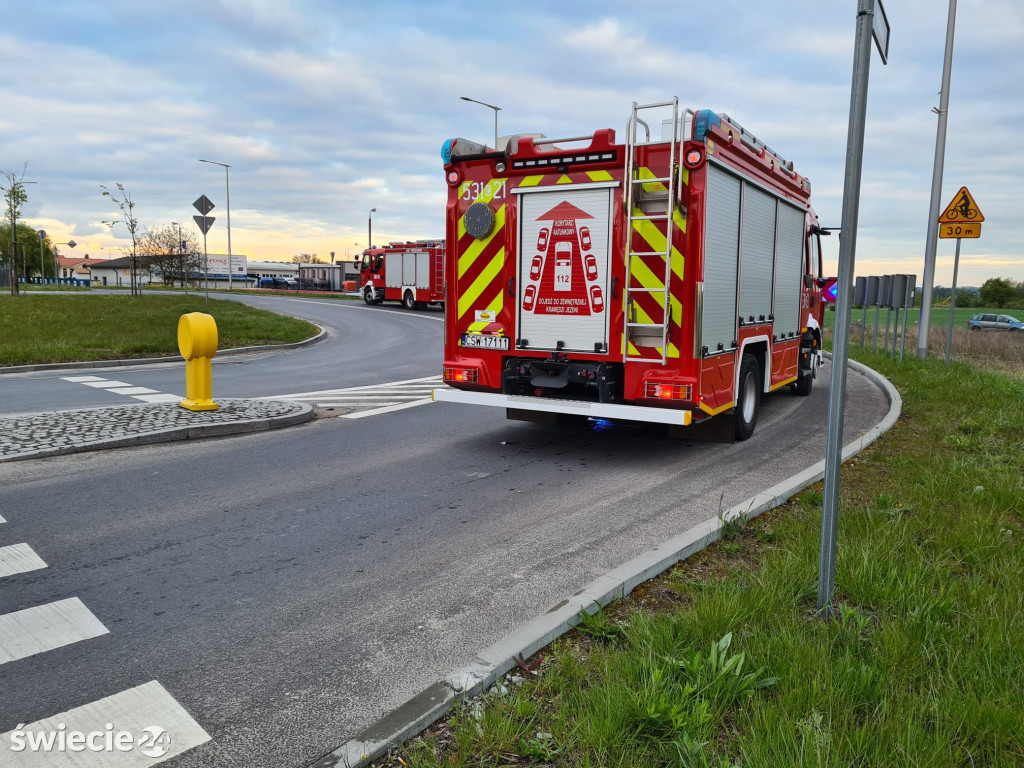 Ciężarówka wjechała w ogrodzenie firmy