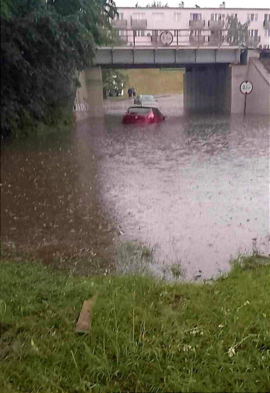 Zalane piwnice, garaże, zatopione samochody