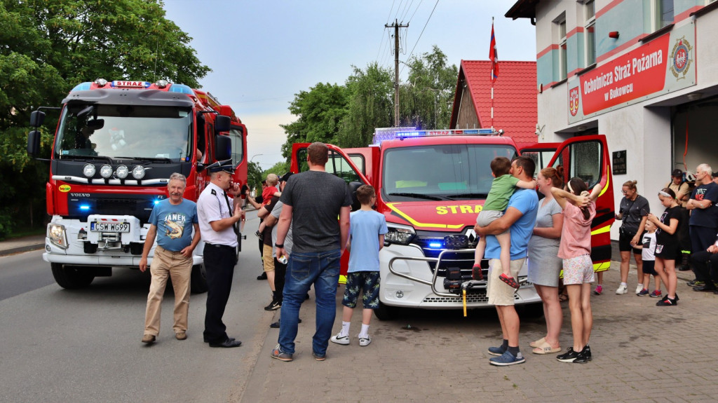 Lekki samochód ratowniczo-gaśniczy dla OSP Bukowiec. Druhowie zaprezentowali wóz mieszkańcom