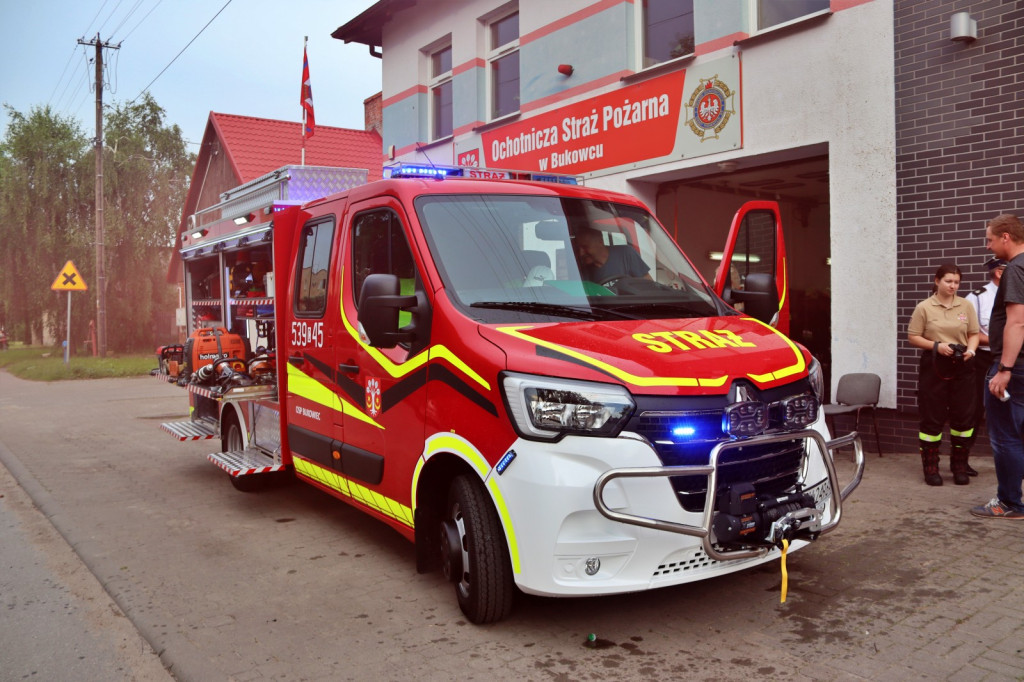 Lekki samochód ratowniczo-gaśniczy dla OSP Bukowiec. Druhowie zaprezentowali wóz mieszkańcom