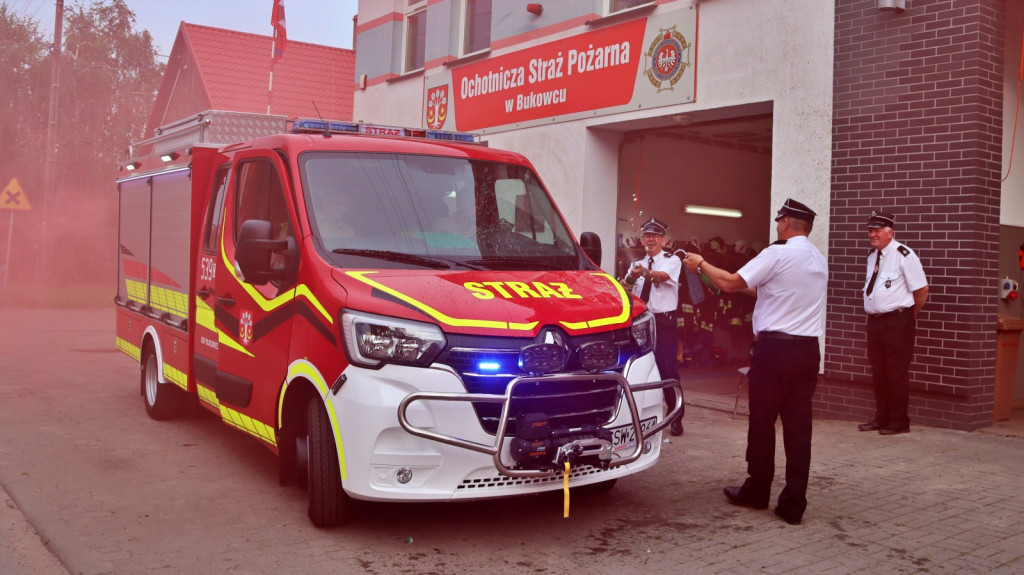 Lekki samochód ratowniczo-gaśniczy dla OSP Bukowiec. Druhowie zaprezentowali wóz mieszkańcom