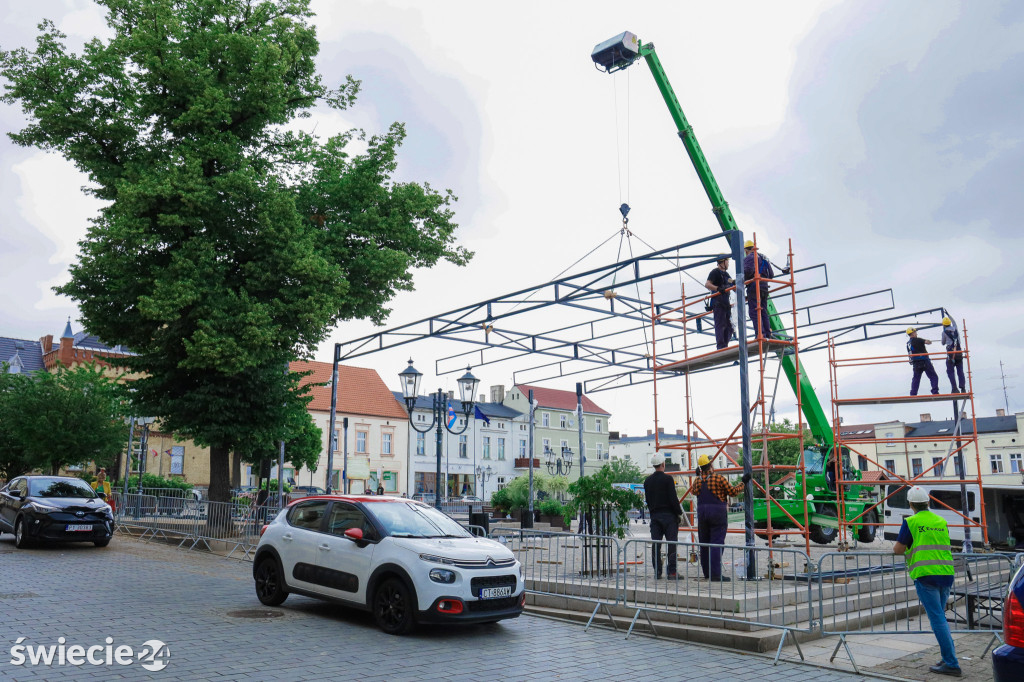 Montaż konstrukcji na Dużym Rynku