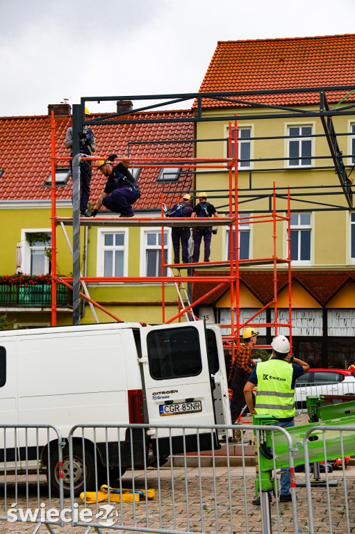 Montaż konstrukcji na Dużym Rynku