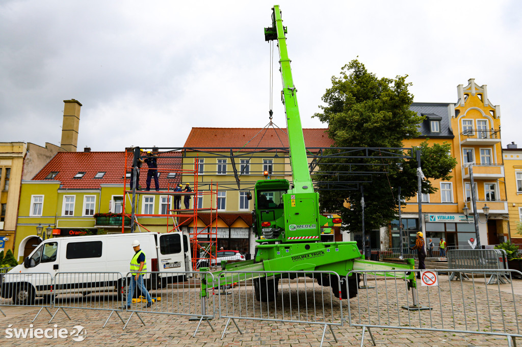 Montaż konstrukcji na Dużym Rynku