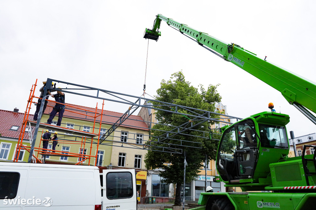 Montaż konstrukcji na Dużym Rynku