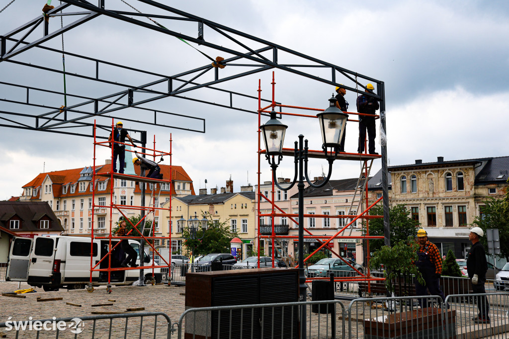 Montaż konstrukcji na Dużym Rynku