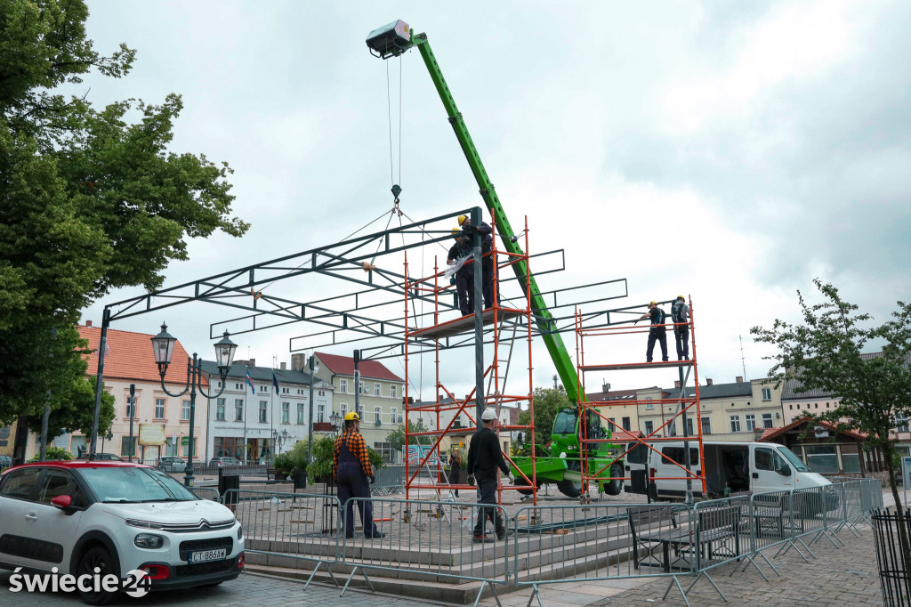 Montaż konstrukcji na Dużym Rynku