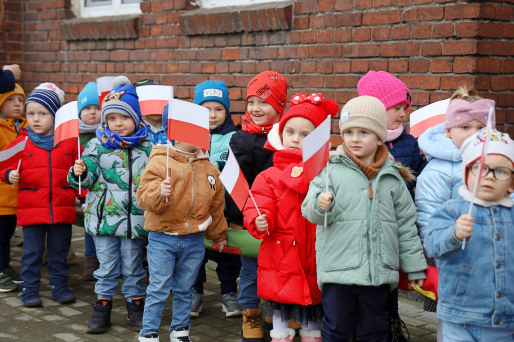 Patriotyczny spacer przedszkolaków