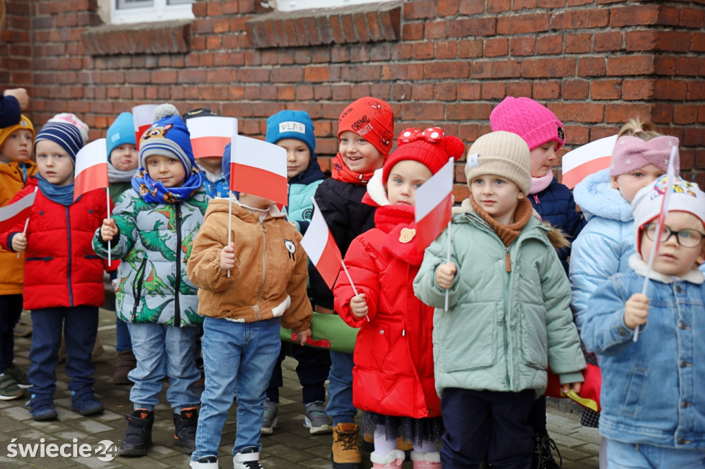 Patriotyczny spacer przedszkolaków