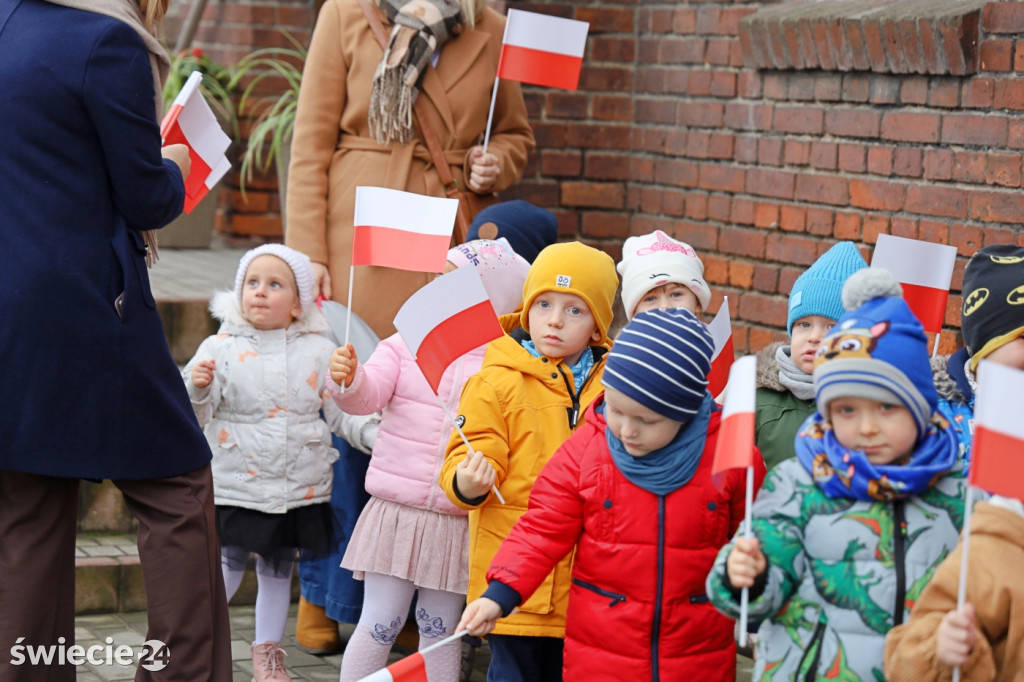 Patriotyczny spacer przedszkolaków