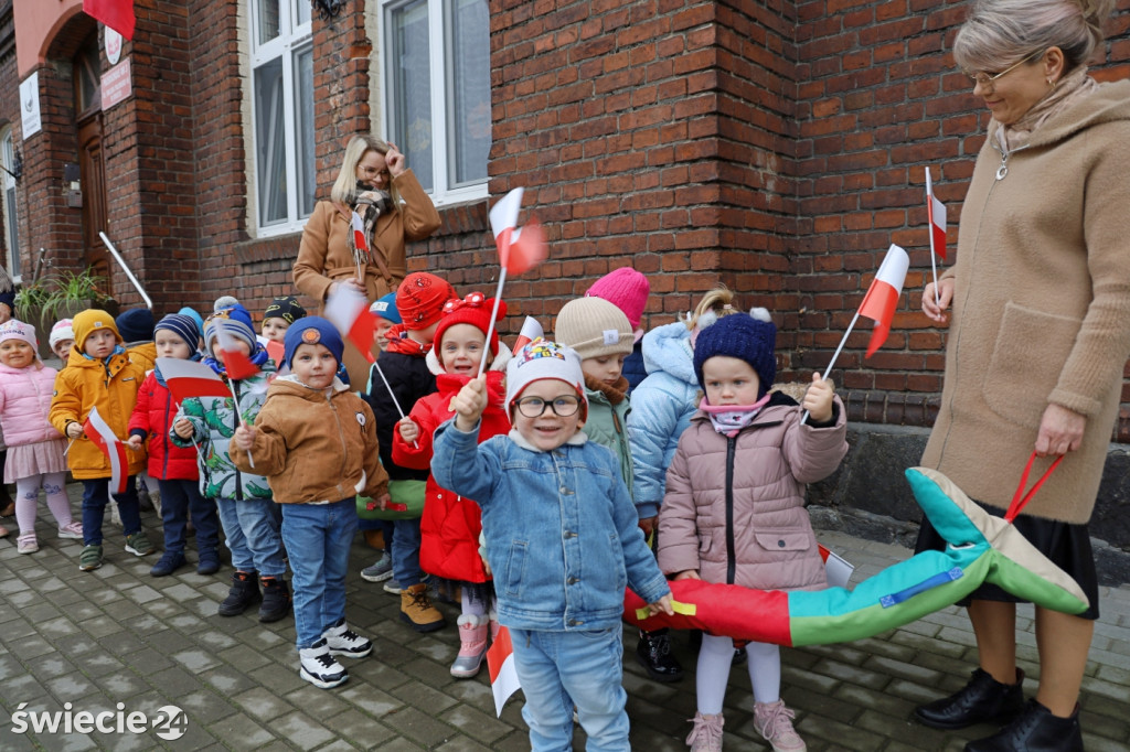 Patriotyczny spacer przedszkolaków