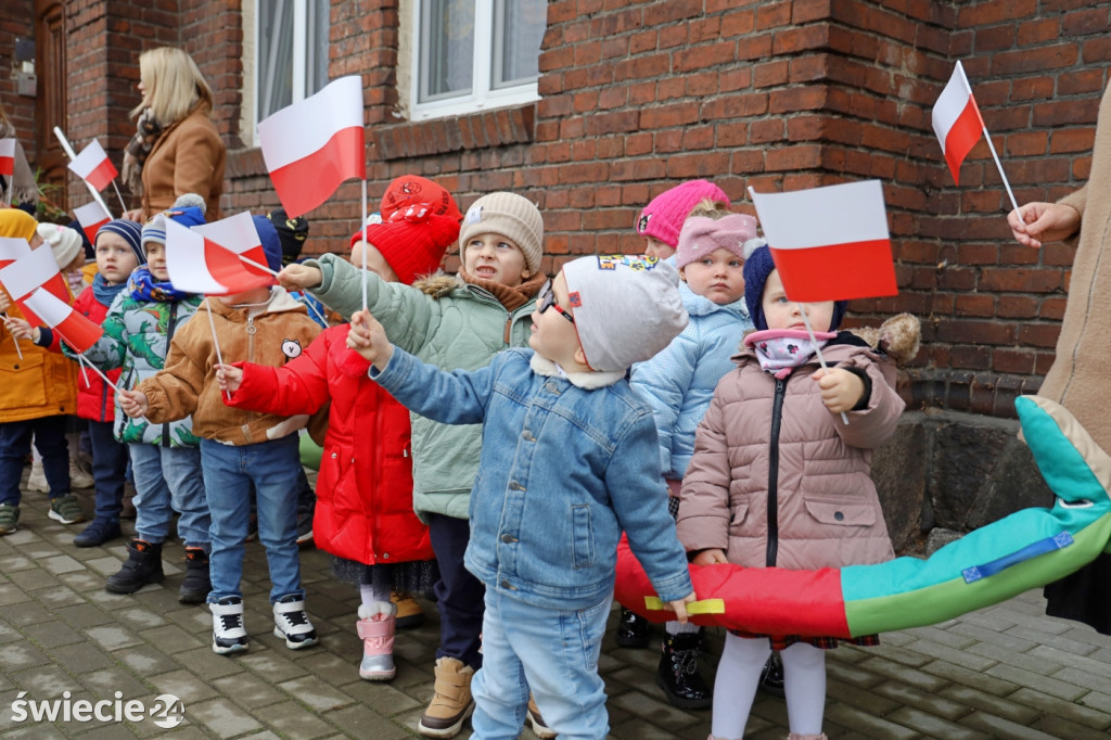 Patriotyczny spacer przedszkolaków