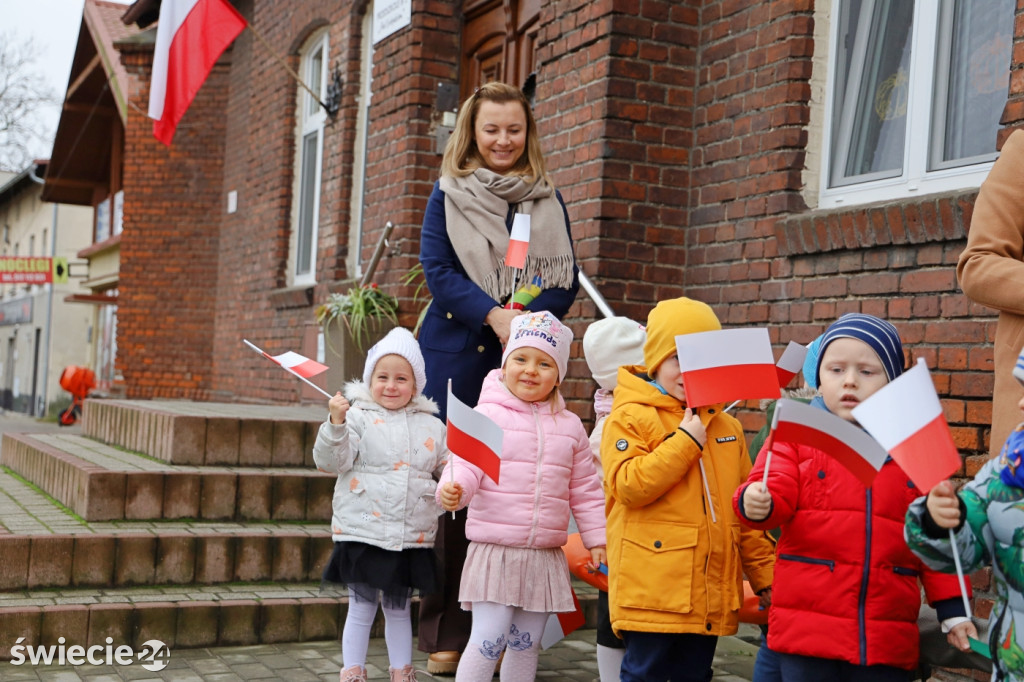 Patriotyczny spacer przedszkolaków