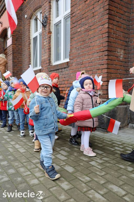 Patriotyczny spacer przedszkolaków