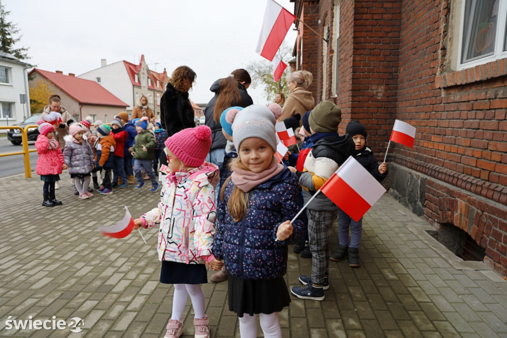 Patriotyczny spacer przedszkolaków