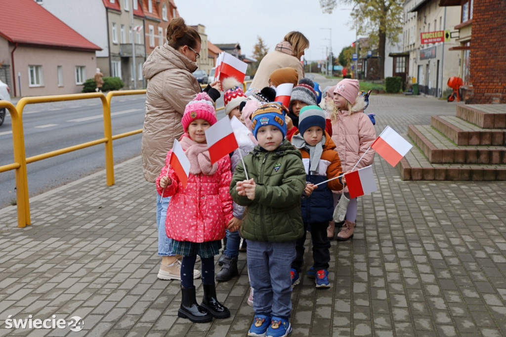 Patriotyczny spacer przedszkolaków