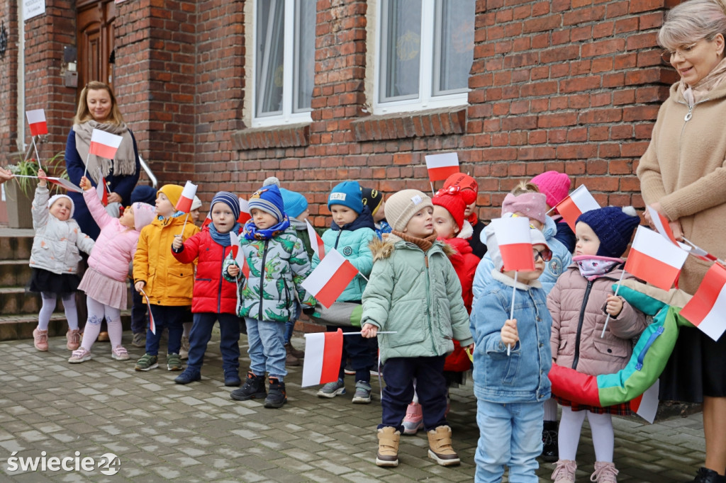 Patriotyczny spacer przedszkolaków