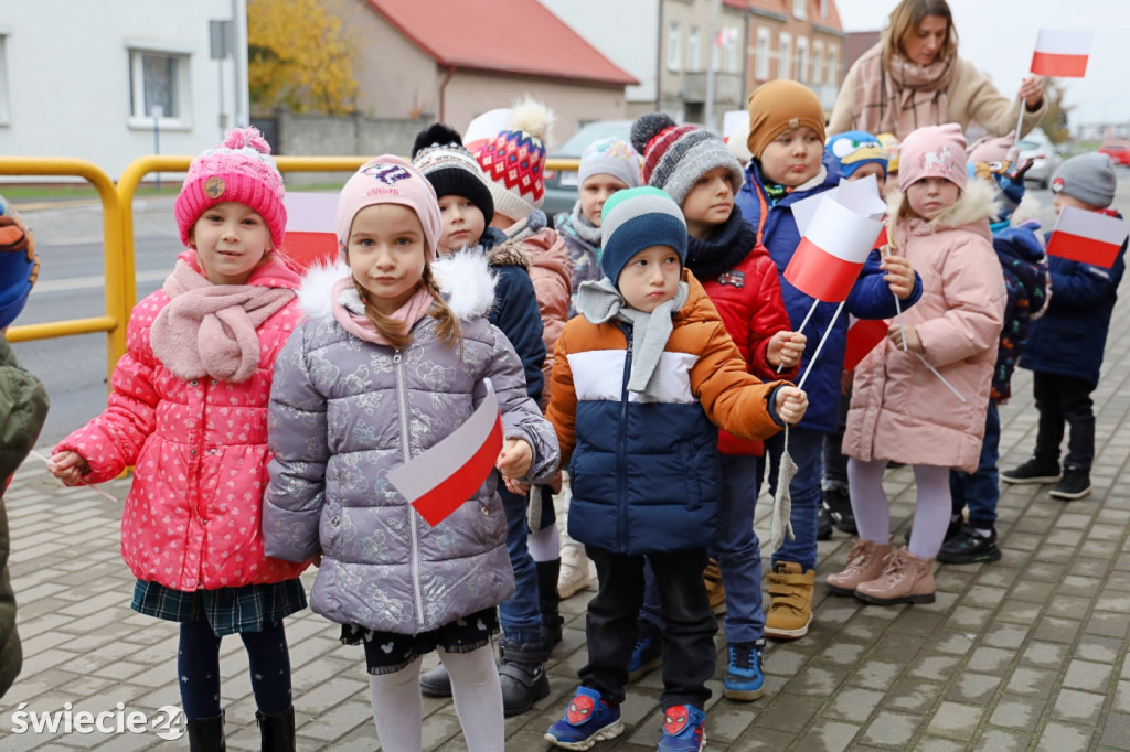 Patriotyczny spacer przedszkolaków