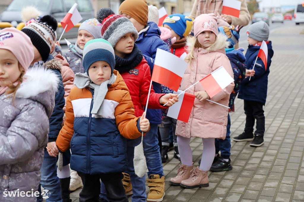 Patriotyczny spacer przedszkolaków