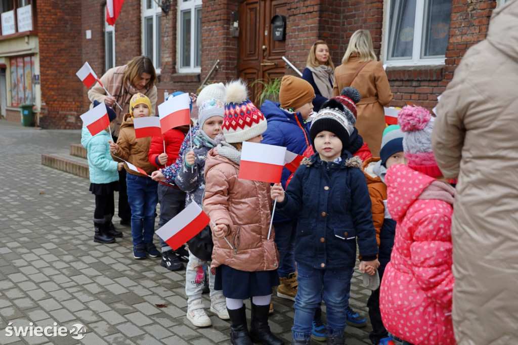 Patriotyczny spacer przedszkolaków