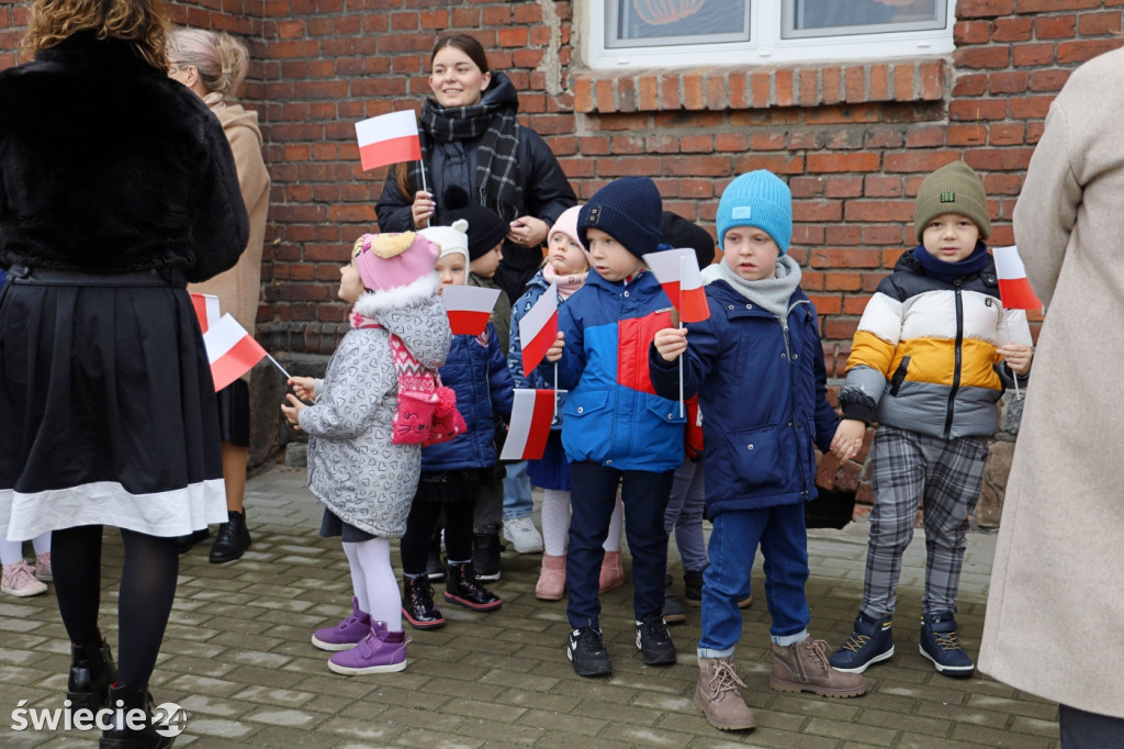 Patriotyczny spacer przedszkolaków