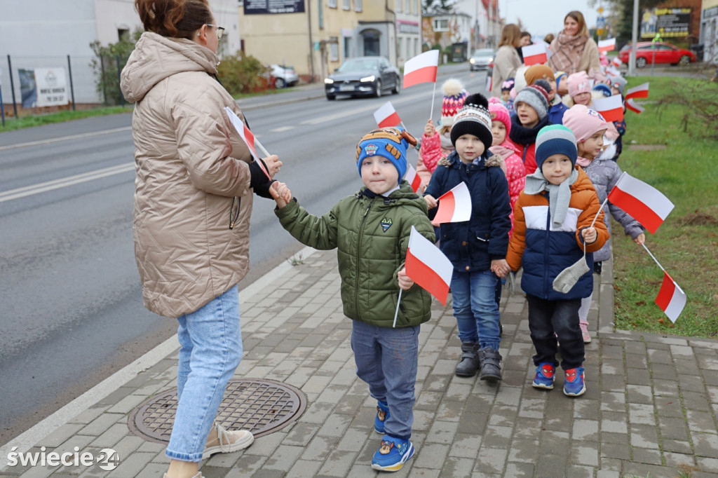 Patriotyczny spacer przedszkolaków