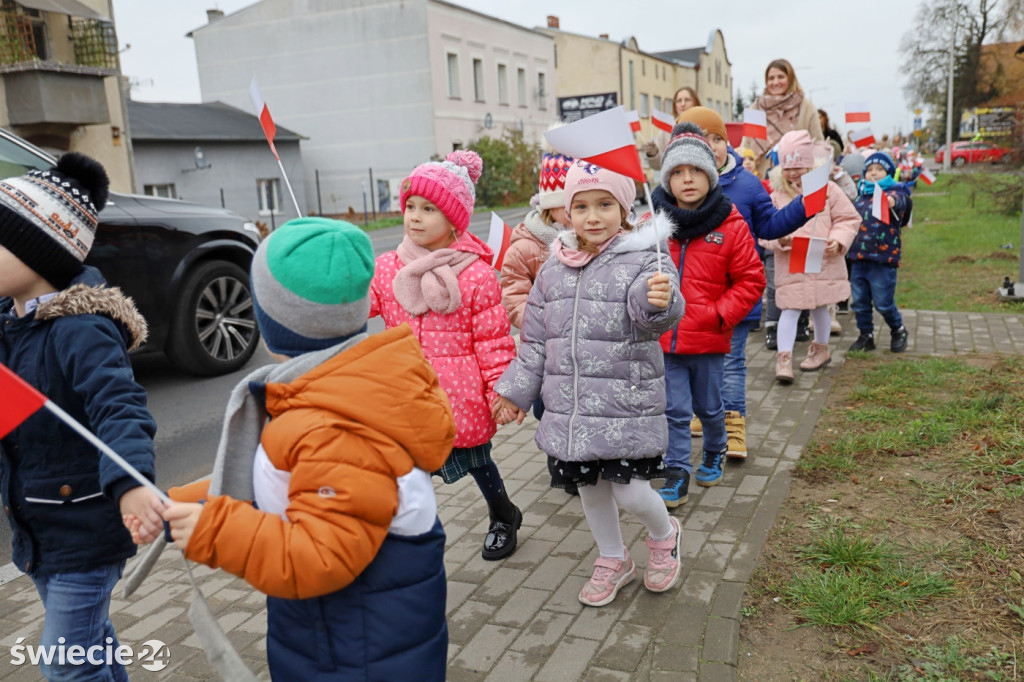 Patriotyczny spacer przedszkolaków