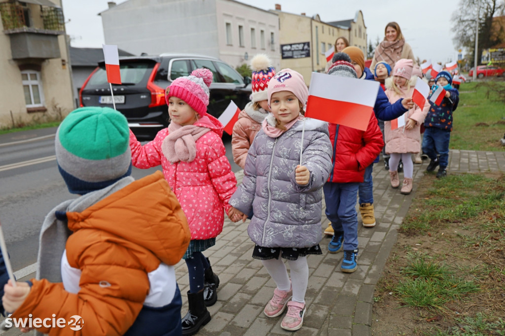 Patriotyczny spacer przedszkolaków