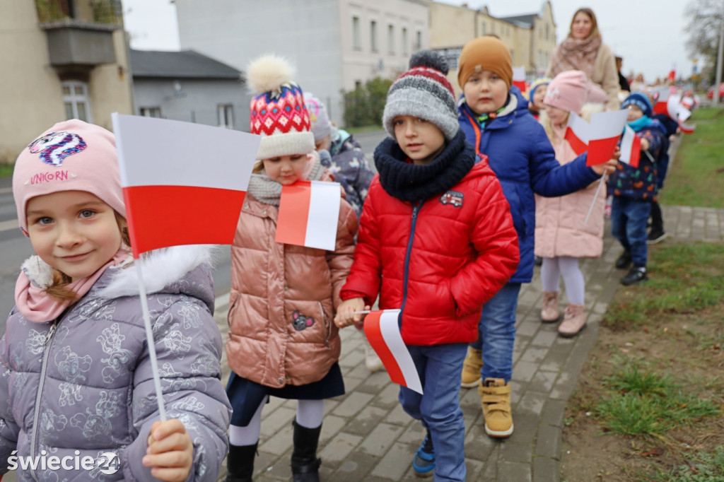 Patriotyczny spacer przedszkolaków