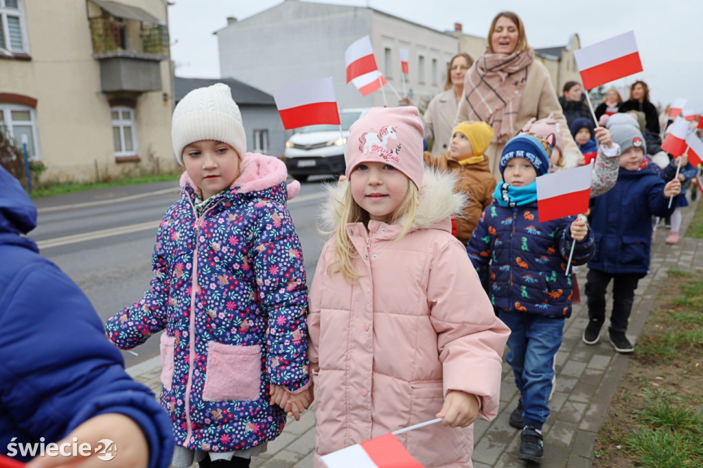 Patriotyczny spacer przedszkolaków