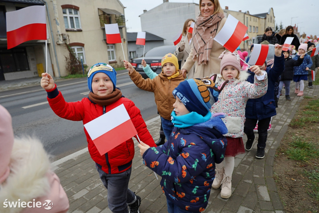 Patriotyczny spacer przedszkolaków