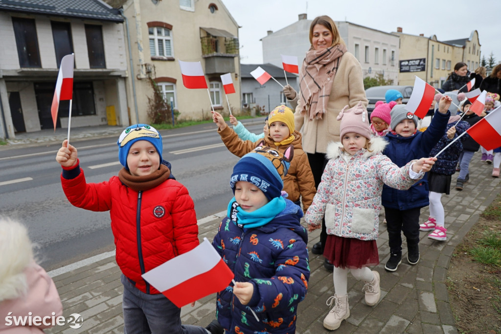 Patriotyczny spacer przedszkolaków