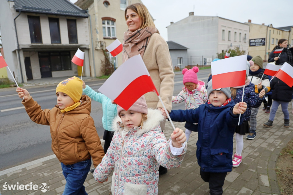 Patriotyczny spacer przedszkolaków