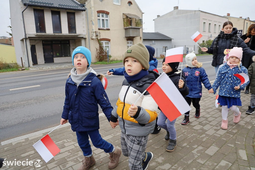 Patriotyczny spacer przedszkolaków