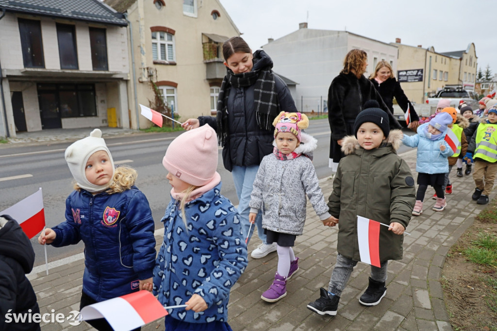 Patriotyczny spacer przedszkolaków