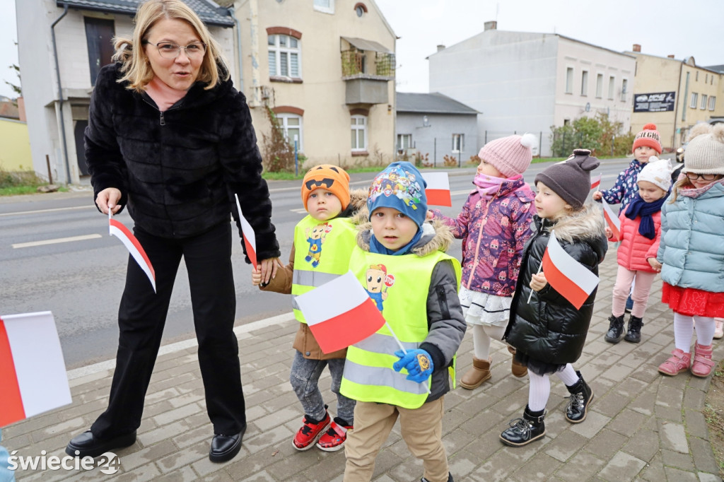 Patriotyczny spacer przedszkolaków